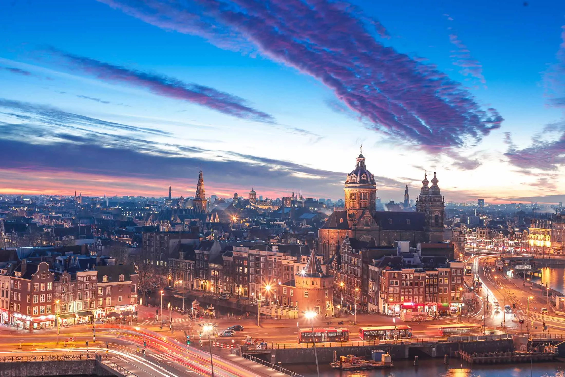 Amsterdam kanalları ve geleneksel evler